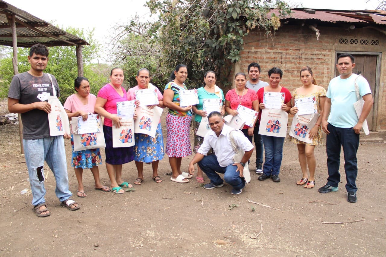 Integrantes de cooperativas de CONFRAS en una actividad de formación